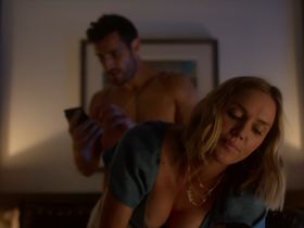 Erinn Hayes sexy - Huge in France s01e03-04-07 (2019)