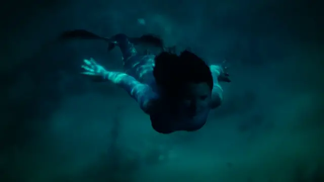 Eline Powell sexy - Siren s02e01 (2019)