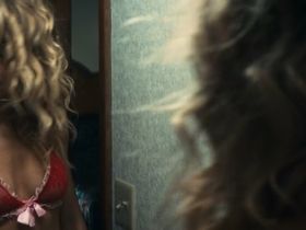 Sienna Miller sexy - American Woman (2018)