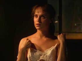 Alicia Vikander sexy - The Earthquake Bird (2019)