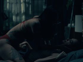 Kate Siegel sexy, Levy Tran sexy - The Haunting of Hill House s01e10 (2018)