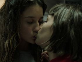 Maria Pedraza sexy, Ursula Corbero sexy - Money Heist s01e08 (2017)