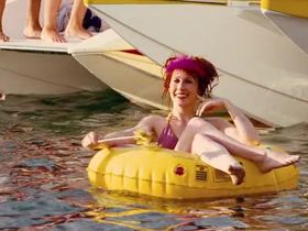 Bonnie Morgan sexy - Piranha 3D (2010)