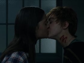 Blu Hunt sexy, Maisie Williams sexy - The New Mutants (2020)