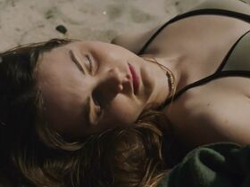 Liana Liberato sexy - The Beach House (2019)