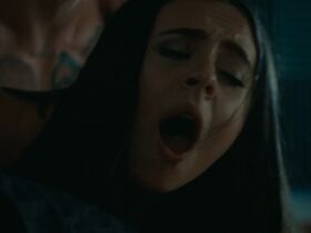 Bel Powley sexy - The King Of Staten Island (2020)