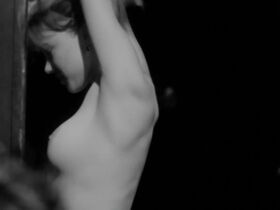 Lea Seydoux nude - Petit tailleur (2010)