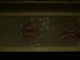 Mackenzie Davis sexy - The Turning (2020)