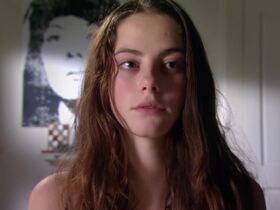 Kaya Scodelario sexy - Skin s03e08 (2009)