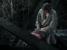 Lena Headey sexy - Game of Thrones s01e01 (2011)