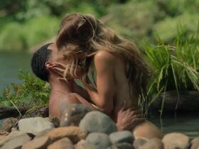 Samara Weaving sexy - Nine Perfect Strangers s01e05 (2021)