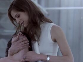 Helene Fillieres sexy - Mafiosa s01e02 (2006)