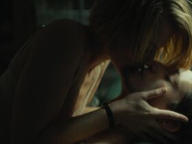 Lou de Laage sexy – Boite noire (2021)