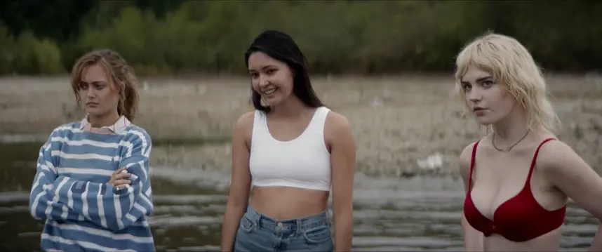 Ella Purnell sexy, Sophie Thatcher sexy, Courtney Eaton sexy – Yellowjackets s01e03 (2021)