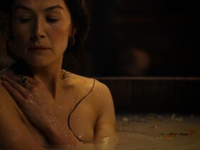 Rosamund Pike sexy, Madeleine Madden sexy – The Wheel of Time s01e01 (2021)