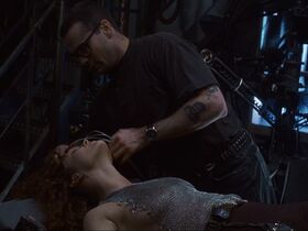 Dina Meyer sexy – Johnny Mnemonic (1995)