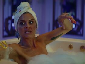 Eliza Coupe sexy – The Estate (2020)