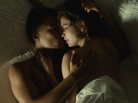 Ana de Armas sexy – Exposed (2016)