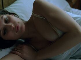 Laetitia Casta sexy – Rue des plaisirs (2002)