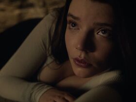 Anya Taylor-Joy sexy – Split (2016)