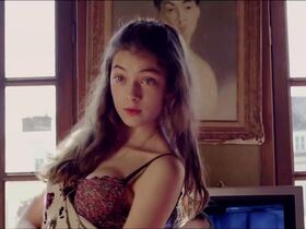 Anamaria Vartolomei sexy – C comme Couteau (2014)