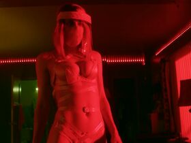 Alexandra Daddario sexy – Songbird (2020)