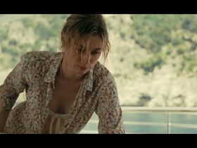 Elizabeth Debicki sexy – Tenet (2020)