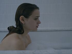 Joey King sexy – The Lie (2018)