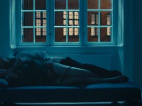 Marie Bach Hansen sexy – En flirt (2019)