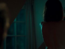 Elsa Zylberstein sexy - Tout nous sourit (2020)