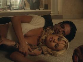 Lily James sexy - Pam & Tommy s01e05 (2022)