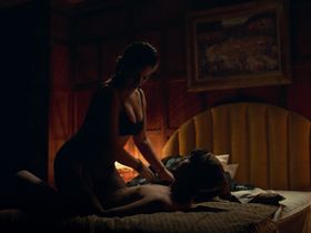 Liz Gallardo sexy - Bunker s01e03 (2022)