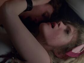 Elena Kampouris sexy - Shoplifters of the World (2021)