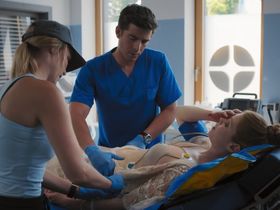 Valerie Sophie Korfer sexy - In aller Freundschaft – Die jungen Arzte s07e33 (2022)