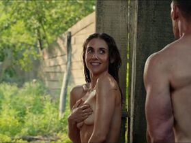 Alison Brie sexy - Freelance (2023)