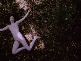 Anna Gorynsztejn nude – Belle de nature (2009)