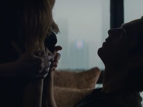 Julianne Moore sexy – Sharper (2023)