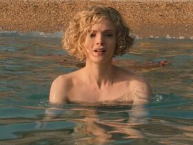 Elena Kampouris sexy – My Big Fat Greek Wedding 3 (2023)