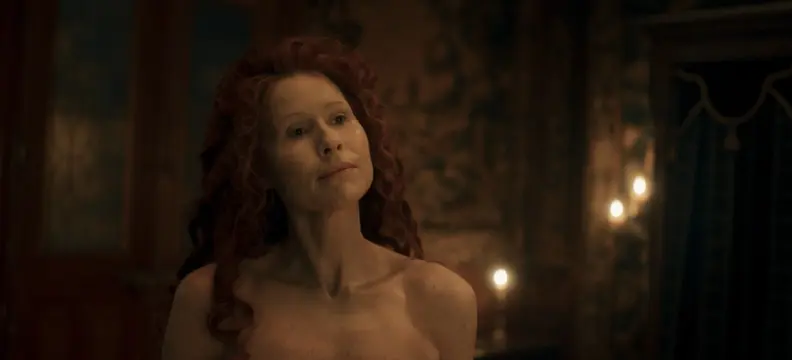 Minnie Driver sexy – The Serpent Queen s02e04 (2024)