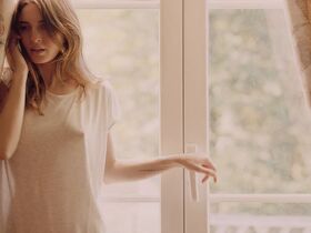 María Valverde sexy – It's Now or Never (Ahora o nunca) (2015)