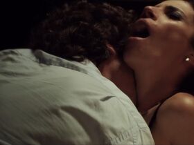 Maribel Verdú sexy – No Kids (Sin hijos) (2015)